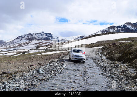 Car Passing through Rohtang Pass in himalayan mountains on Manali Leh ladakh Highway India Stock Photo