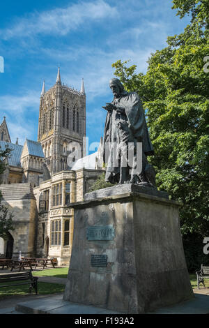 Alfred Lord Tennyson memorial statue and Lincoln Cathedral, Cathedral Green, Lincoln, Lincolnshire, England UK Stock Photo
