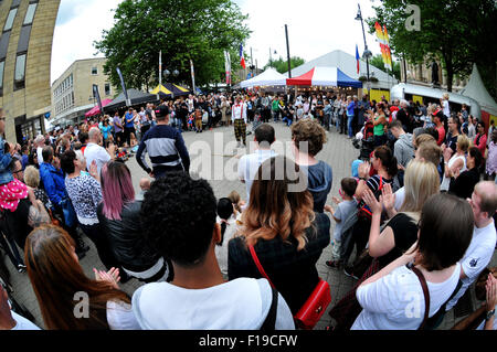 Bolton, UK. 30th Aug, 2015. The 10th annual Bolton Food and Drink Festival, Victoria Square, Bolton, Lancashire. Street entertainer Pedro Tochas attracts a large crowd. Credit:  Paul Heyes/Alamy Live News Stock Photo