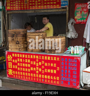 Street vendor selling steamed buns in the Dajing Road market in central Shanghai, China Stock Photo
