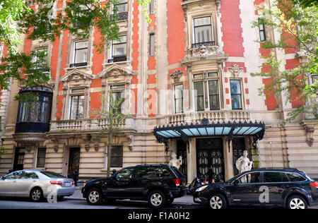 Exterior views of Carlos Slim's New York City mansion. The Mexican business magnate is reported to be seeking an $80million sale of the Fifth Avenue property  Featuring: Atmosphere Where: New York City, New York, United States When: 09 Apr 2014 Stock Photo