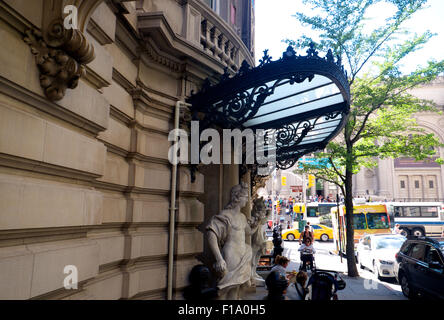 Exterior views of Carlos Slim's New York City mansion. The Mexican business magnate is reported to be seeking an $80million sale of the Fifth Avenue property  Featuring: Atmosphere Where: New York City, New York, United States When: 09 Apr 2014 Stock Photo