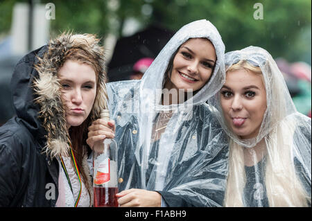 London, UK.  31 August 2015.  Revellers in the rain taking part in day two of Notting Hill Carnival in west London. Credit:  Stephen Chung / Alamy Live News Stock Photo