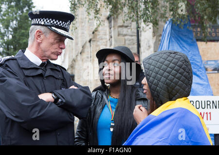 Notting Hill, UK. 31st August, 2015. Police Commissioner Sir Bernard Hogan-Howe chats to two members of the public at the Notting Hill Carniva Credit: Keith Larby/Alamy Live News Stock Photo