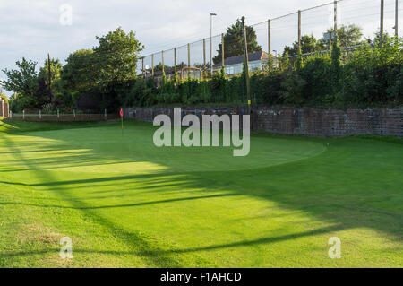 Dawlish Warren. Devon. 2015. The unusual 18th green at Dawlish Warren Golf Club, set below the railway line and railway station Stock Photo