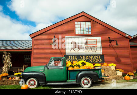 Barn Red Vermont Country Store 2002 Stock Photo 1938855 Alamy