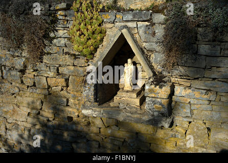 Virgin Mary and Christ child in a stone niche, Pont Carral, Lot, France Stock Photo