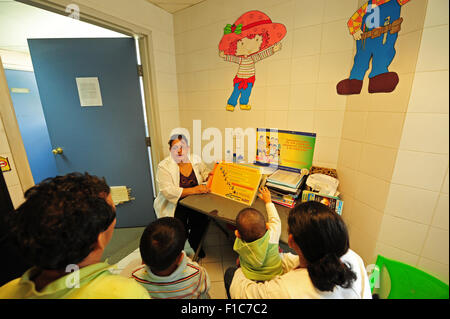 Guatemala, Guatemala City, doctor (Maria Eugenia Luarte) receiving AIDS/VIH woman patient and giving advices on risk and behaviour (Carlos Cabrera 43, Zoila Cristina Cruz 43, David Andres Cabrera Cruz 5, Angel Gabriel Cabrera Cruz 11 months) Stock Photo