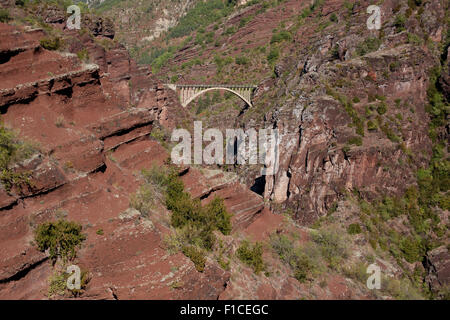 'Pont de la Mariée' Bridge in the red rock of the Daluis Gorge. Guillaumes, Var Valley, Alpes-Maritimes, French Riviera's backcountry, France. Stock Photo