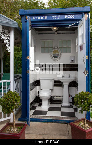 The Warmley's Waiting Room Cafe have come up with an innovative solution for their toilet by using a Doctor Who “Tardis” Stock Photo