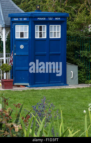 The Warmley's Waiting Room Cafe have come up with an innovative solution for their toilet by using a Doctor Who “Tardis” Stock Photo