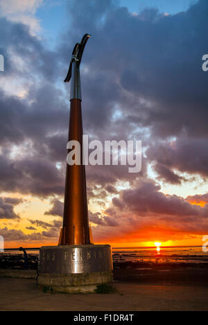 Rotating tall spinning weathervane Southport, Seafront & Promenade attractions. Colourful sunset over the Irish Sea on the north west coast of Sefton.  UK Weather wind vane, wind speed and direction instrument;   This device is a TPT Seamark on Southport’s Promenade, a  tall towering outdoor weather station wind spinner, which serves as a marker for the start of the east-west trail of The Trans Pennine coast-to-coast trail. Stock Photo