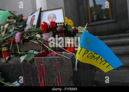 Kiev, Ukraine. 01st Sep, 2015. Ukrainians place flowers in commemoration of Igor Debrin (24) and Dmytro Slastikov (21), a Ukrainian National Guard soldiers who was fatally wounded during clashes between protesters and police, in front of Parliament. Ukrainian policemen were killed in clashes with protesters outside the parliament in Kiev on 31 August the interior minister said, after a vote on changing Ukrainian Constitution about decentralization. © Sergii Kharchenko/Pacific Press/Alamy Live News Stock Photo