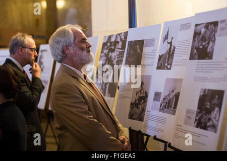 Los Angeles, USA. 1st Sep, 2015. Visitors look at pictures on display during a photo exhibition commemorating collaboration between China and the United States during WWII, in Los Angeles, the United States, Sept. 1, 2015. About 30 photos taken during the war by the U.S. 164th Signal Photo Company were on display here Tuesday. © Zhao Hanrong/Xinhua/Alamy Live News Stock Photo