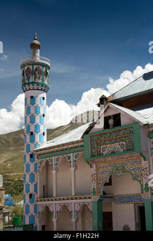 India, Jammu & Kashmir, Srinagar to Leh Highway Drass, small mosque seen against mountainous background Stock Photo