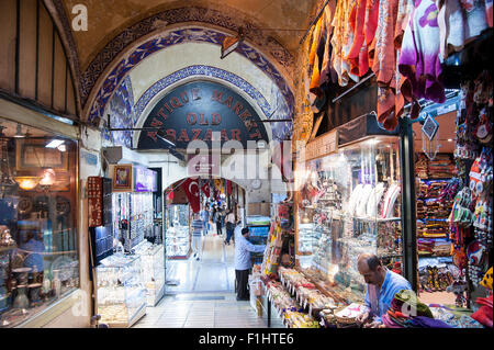 TURKEY, ISTANBUL: The Grand Bazaar (Kapalıçarşı) in Istanbul is one of the largest covered markets in the world with 60 streets  Stock Photo