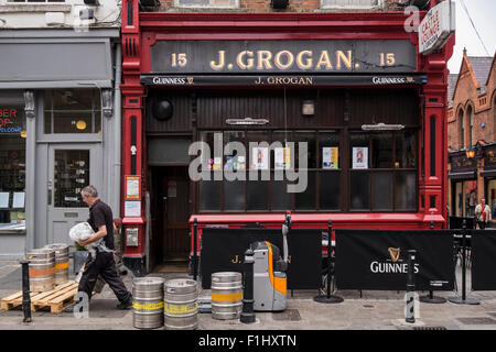 J. Grogans Castle Lounge pub and bar in Dublins creative quarter, South William Street, Dublin, Ireland. Stock Photo