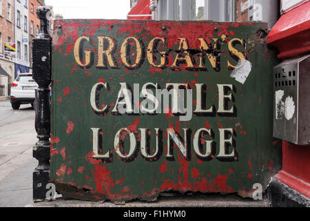 J. Grogans Castle Lounge pub and bar in Dublins creative quarter, South William Street, Dublin, Ireland. Stock Photo