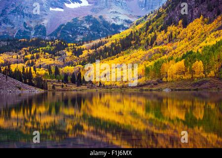 Fall in the Colorado, Maroon Lake and Colorful Forest. Yellow Aspen Trees. Aspen, Colorado, USA. Stock Photo