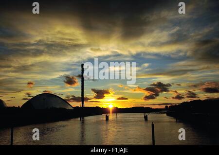 Glasgow, Scotland, UK. 02nd Sep, 2015. Sunset over the River Clyde, with the Science Centre silhouetted against the glowing sky Credit:  Tony Clerkson/Alamy Live News Stock Photo