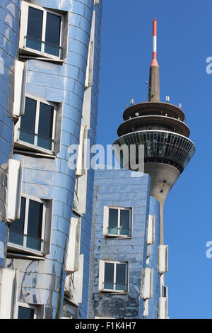 Fernsehturm und Gehrybau im Medienhafen Düsseldorf Stock Photo