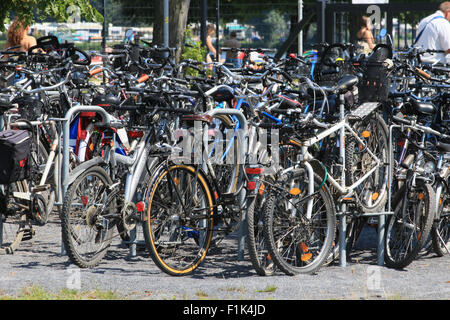 Fahrräder vor dem Freibad Stock Photo