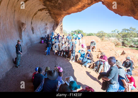 A park ranger talks to tourists on the Mala Walk on a clear winter's morning in the Northern Territory, Australia Stock Photo