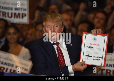 New York City, United States. 03rd Sep, 2015. Donald Trump holds copy of signed pledge at press conference. Republican candidate for president Donald Trump announced he had signed a pledge not to run as an independent candidate should he fail to win the party's nomination in 2016. Credit:  Andy Katz/Pacific Press/Alamy Live News Stock Photo