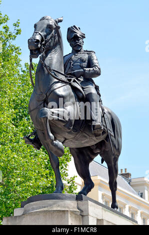 London, England, UK. Statue (by Bertram Mackennal, 1921) of King Edward VII (1841-1910) in Waterloo Place Stock Photo