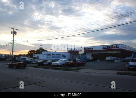 A Man Who Washes The Car In His Garage Ein Mann Der In Seiner Garage Das Auto Waescht Stock Photo Alamy