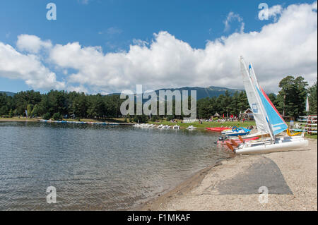 Sailing is a favourite pastime @Lac de Matemale, a 223 ha reservoir in the Pyrenees near Les Angles, Pyrénées-Orientales, France Stock Photo