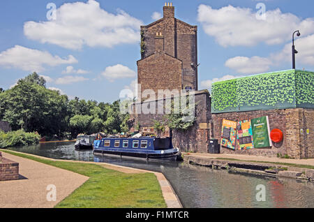Narrow Boat, Regents Canal, near Kings Cross, London, England, Stock Photo