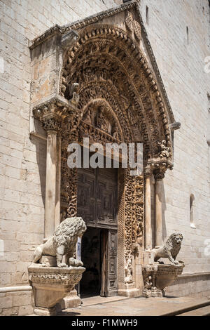 The late Romanesque early Gothic portal of S. Maria Assunta Cathedral, Altamura, Puglia, Italy Stock Photo