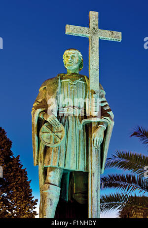 Portugal, Belmonte: Nocturnal illuminated statue of Brazil discoverer Pedro Alvares Cabral Stock Photo