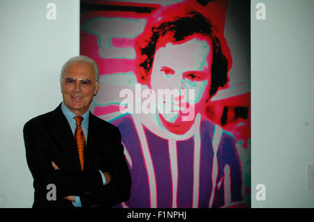Franz Beckenbauer - Enthuellung eines Portraits des 'Kaisers' der schweizer Kuenstlerin Annelies Strba im Rahmen der Ausstellung