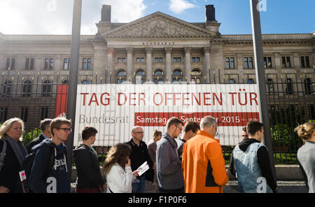 Berlin, Germany. 05th Sep, 2015. Local residents and tourists queue for an open day at the Bundesrat legislative body in Berlin, Germany, 05 September 2015. Photo: Gregor Fischer/dpa/Alamy Live News Stock Photo