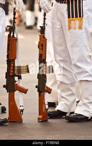 Indian soldier with AK 47 machine gun Stock Photo - Alamy