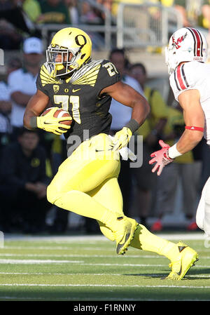 Autzen Stadium, Eugene, OR, USA. 5th Sep, 2015. Oregon running back Royce Freeman (21) runs for a first down during the NCAA football game between the Ducks and the Eastern Washington State Eagles at Autzen Stadium, Eugene, OR. Larry C. Lawson/CSM/Alamy Live News Stock Photo