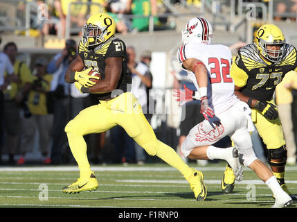 Autzen Stadium, Eugene, OR, USA. 5th Sep, 2015. Oregon running back Royce Freeman (21) runs for a first down during the NCAA football game between the Ducks and the Eastern Washington State Eagles at Autzen Stadium, Eugene, OR. Larry C. Lawson/CSM/Alamy Live News Stock Photo