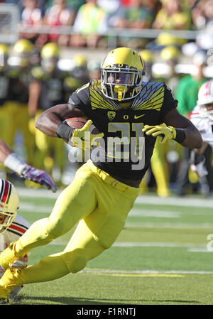 Autzen Stadium, Eugene, OR, USA. 5th Sep, 2015. Oregon running back Royce Freeman (21) during the NCAA football game between the Ducks and the Eastern Washington State Eagles at Autzen Stadium, Eugene, OR. Larry C. Lawson/CSM/Alamy Live News Stock Photo