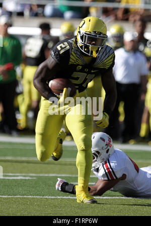 Autzen Stadium, Eugene, OR, USA. 5th Sep, 2015. Oregon running back Royce Freeman (21) during the NCAA football game between the Ducks and the Eastern Washington State Eagles at Autzen Stadium, Eugene, OR. Larry C. Lawson/CSM/Alamy Live News Stock Photo