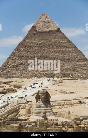 Sphinx in foreground and Pyramid of Chephren, The Giza Pyramids, UNESCO World Heritage Site, Giza, Egypt, North Africa, Africa Stock Photo