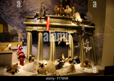 Modell des Brandenburger Tors in einem Schaufenster, Dezember 2013, Berlin. Stock Photo