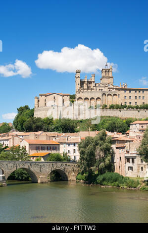 Le Pont Vieux over the river Orb and the Saint-Nazaire Cathedral, Béziers, Languedoc-Roussillon, France, Europe Stock Photo
