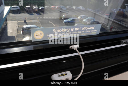 NO SMOKING SIGN ON HOTEL WINDOW RE SMOKING SMOKERS HEALTH STICKER SIGNS HOTELS ROOM ROOMS ALARMS FIRE RISK HAZARD  OUTSIDE UK Stock Photo