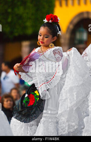 Mexican folk dance children hi-res stock photography and images - Page 2 -  Alamy