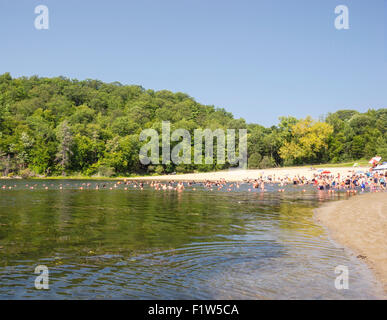 Carmel New York, 7 Sept 2015:  Beachgoers enjoy the last day of the summer season at Canopus Lake at Clarence Fahnestock State Park on Labor Day weekend.  Credit:  Marianne A. Campolongo/Alamy Live News Editorial use only Stock Photo