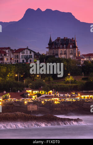 Biarritz at sunset with the quays of fishermen harbour, the 'Gull' villa and the 'Three Crowns'. Biarritz à la tombée de la nuit Stock Photo