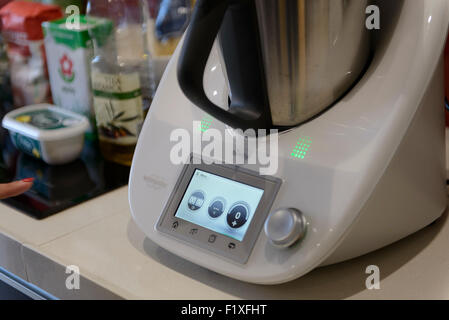 https://l450v.alamy.com/450v/f1xfht/vorwerk-thermomix-tm5-food-processor-kitchen-appliance-f1xfht.jpg