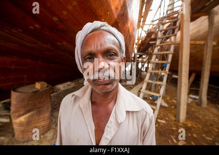 Dhow Factory Oman, Sur, marine museum, naval factory of dhow, indian workers ...